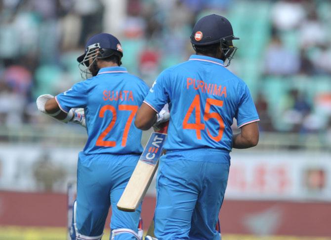 India cricketers wear mothers