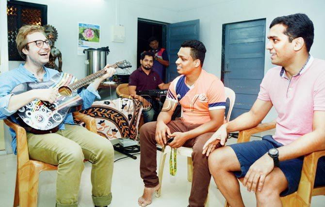 Lynch enjoys a good laugh with Neeraj Ghatge (extreme right) and musician Rohit Talekar during a rehearsal session at Ravindra Natya Mandir. Pics/Sneha Kharab