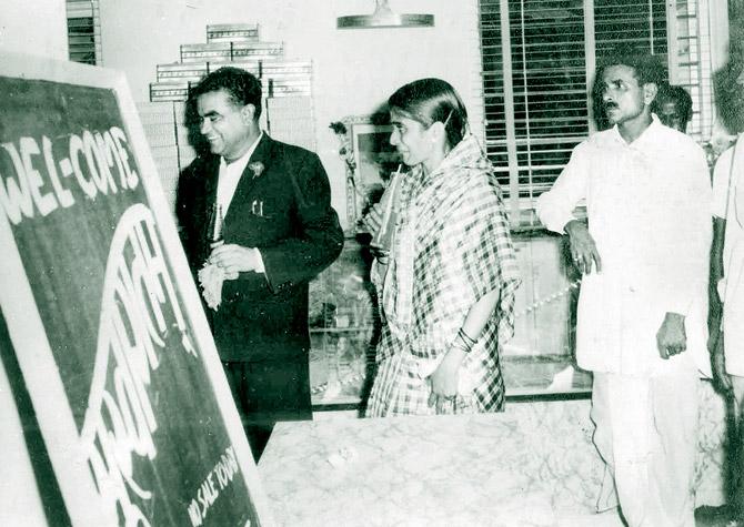 The inauguration, on May 16, 1963, of the Saroj Sweets shop from the owners of Chembur