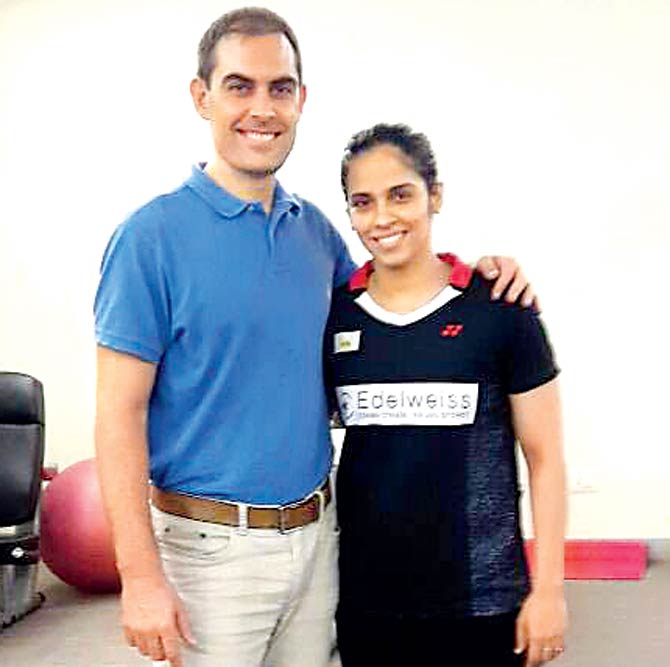 Saina posted this picture on Twitter to thank Heath for helping her out with the knee rehab