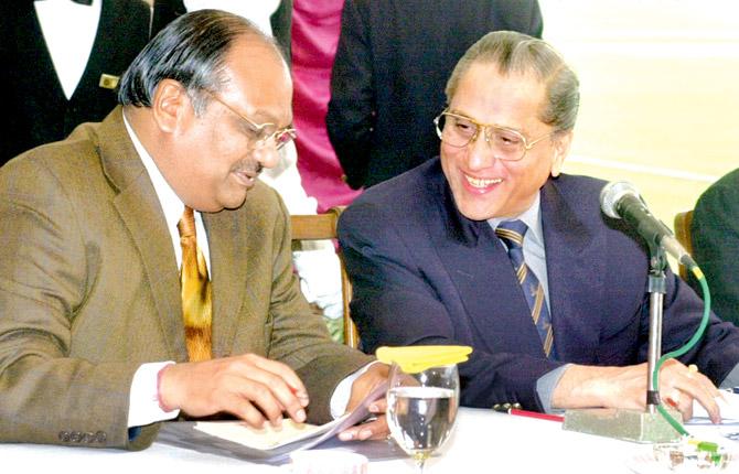 Kishore Rungta (left) with then BCCI president Jagmohan Dalmiya at a Board meeting on December 25, 2002 in Kolkata. Pic/AFP