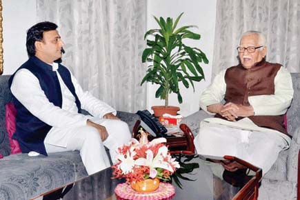 Akhilesh Yadav meets Governor Ram Naik, triggering speculation