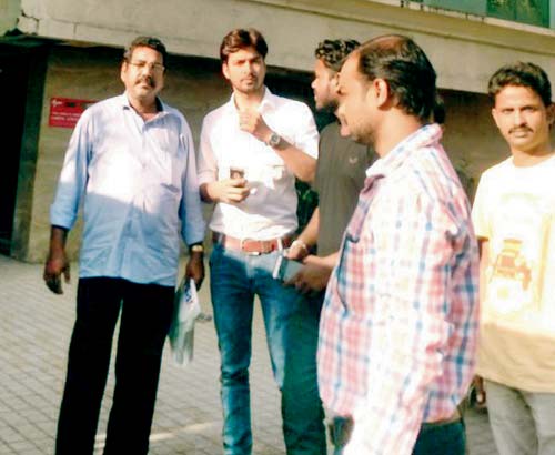Victims standing in front of the building that housed the office. Around a year and a half ago, the accused Ramesh and his business partner were wanted in a case for duping people in a similar manner