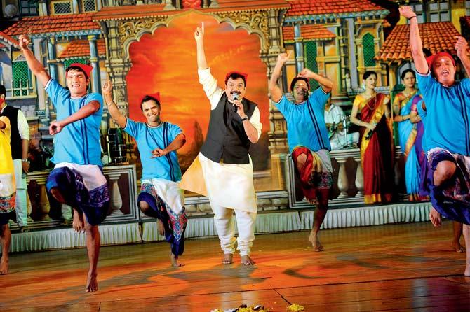 Ashok Hande (centre) with the cast