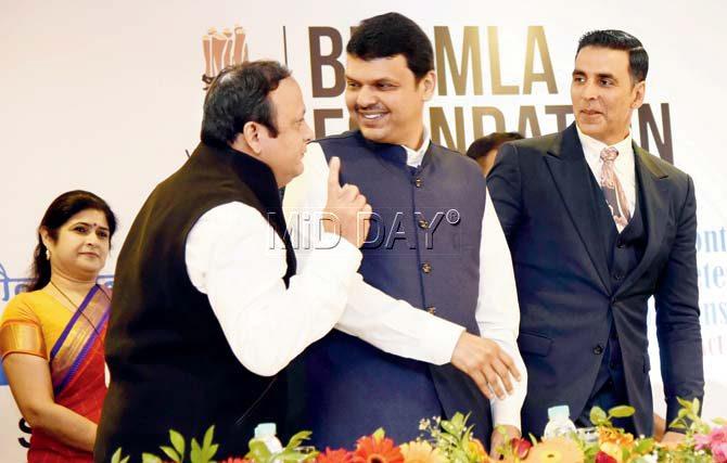 Philanthropist Asif Bhamla (left) shares a joke with Chief Minister Devendra Fadnavis at the launch of an MCGMâu00c2u0080u00c2u0088health campaign in Worli yesterday, as actor Akshay Kumar and MNSâu00c2u0080u00c2u0088leader Shalini Thackeray (extreme left) look on. Pic/Shadab Khan
