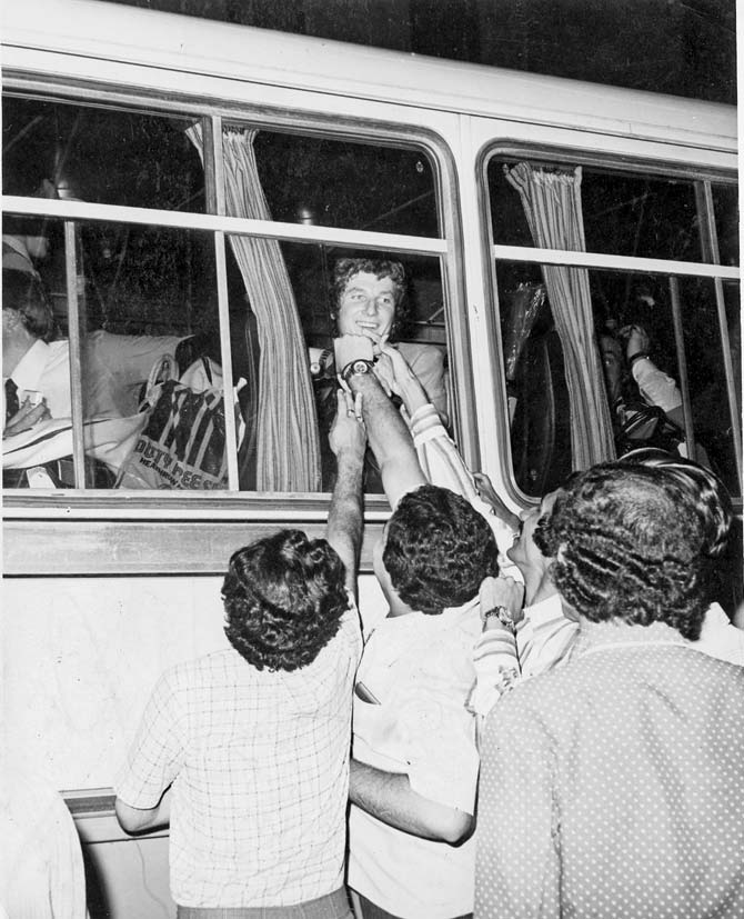 England fast bowler Bob Willis interacts with fans from the team bus in Mumbai during the team’s 1981-82 tour to India. Pic/mid-day archives