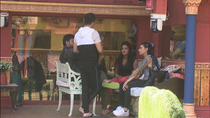 Karan expresses his concern over Mona and Manu’s growing closeness