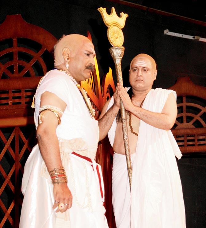 Mohan Joshi as Chanakya towers over the stage in his white garb and fierce oratory. On Sunday, he performed the role for the 998th time to a packed house