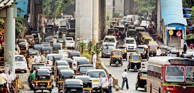 Heavy traffic outside the Chembur monorail station is among the three primary sources of air pollution in the ward. Pic/Sayed Sameer Abedi