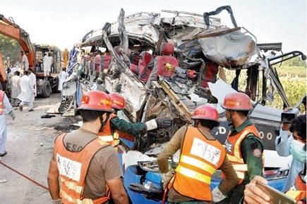 30 killed, 55 injured as two buses collide in Pakistan