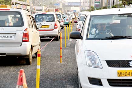 Mumbai: MMRDA begins replacing plastic barriers on Western Express Highway with 3-ft poles