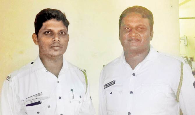 Traffic constables Sachin Avghadeand Pritam Thakur nabbed one of the accused Vinayak Yadav during the highway robbery