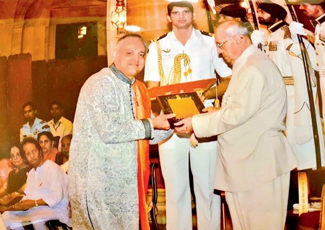 Manoj Joshi and Chaya Khutegaonkar received their awards from the President of India, Pranab Mukherjee