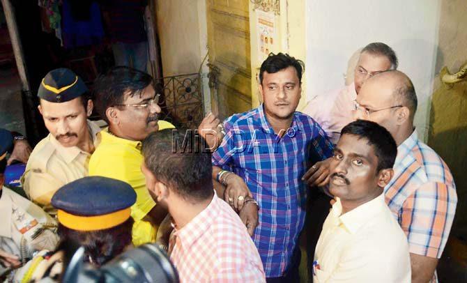 MNS corporators Santosh Dhuri (in yellow T-shirt) and Sandeep Deshpande (in blue shirt) surrender at the Shivaji Park police station. Pic/Shadab Khan