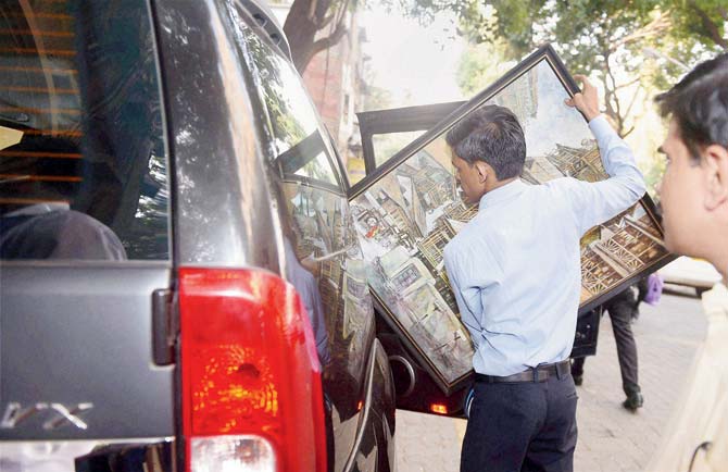 Mistry’s belongings being loaded in a car at the headquarters of the Tata Group