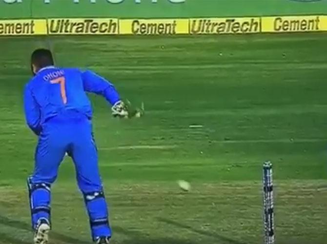 MS Dhoni does his magic act