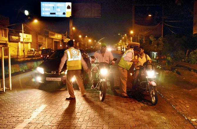 Traffic police check if riders have been drinking, at Juhu, last night. PIC/PRADEEP DHIVAR