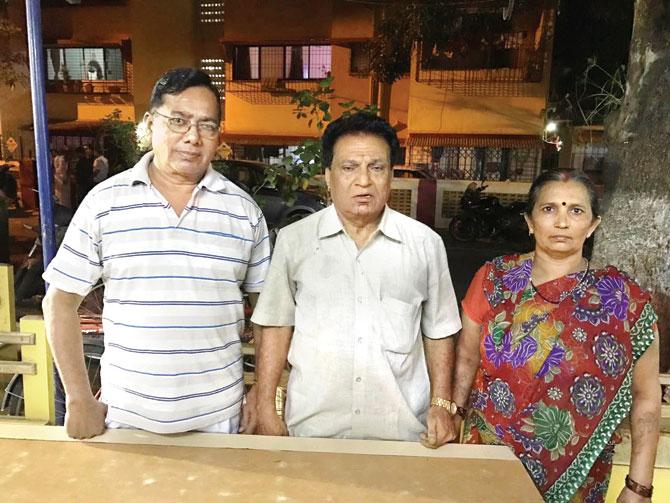 Jaya Muttu Shetty (centre), who was attacked by two robbers on Thursday night and Sudama Vhanmane (right), who claims to have been robbed by the accused in July this year