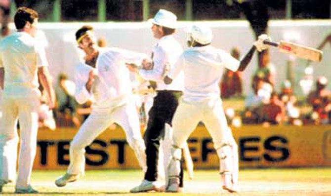 Javed Miandad attacks Dennis Lillee with his bat