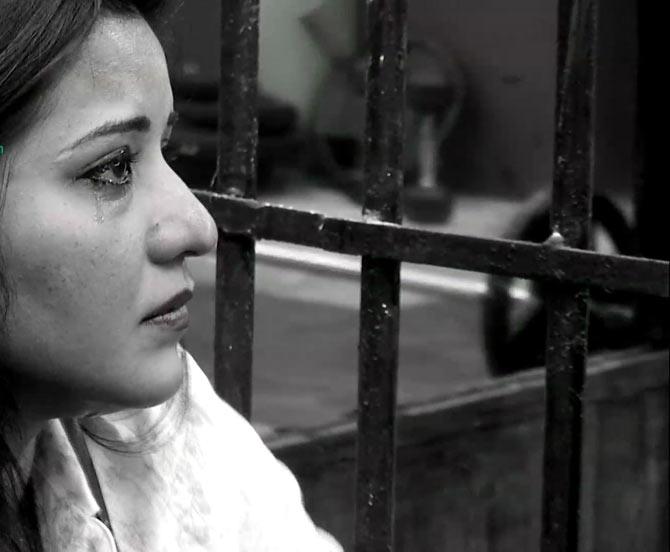 Priyanka Jagga makes Monalisa cry