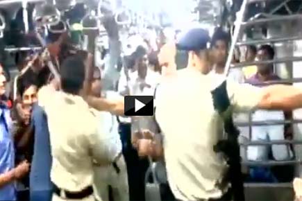 Viral Video: RPF jawans and goons 'wrestle' in local train in Palghar 