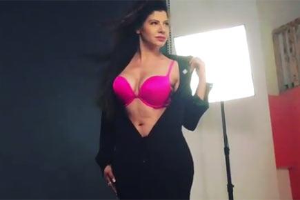 Fat to fab! Sambhavna Seth flaunts her curves in hot pink bra