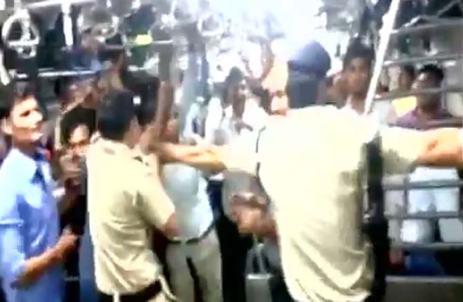 Video RPF jawans and goons scuffle in Palghar
