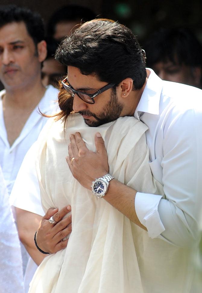 Abhishek Bachchan consoles Shilpa Shetty at her father