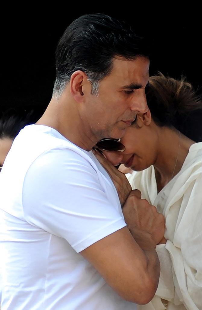 Akshay Kumar consoles Shilpa Shetty at her father