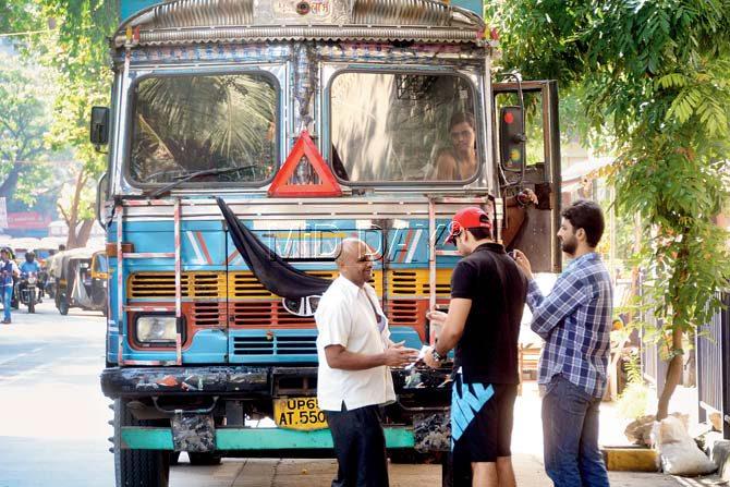 Aditya Singh and Krishan Khatra questions a truck driver who left his vehicle parked on Link Road in Goregaon this morning. Pic/Bipin Kokate