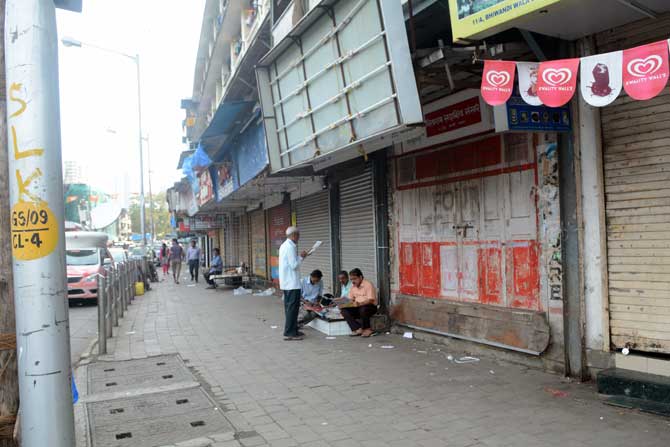 Silent Bandh was observed in Worli, to protest the death of constable Vilas Shinde. Pic/ Satej Shinde
