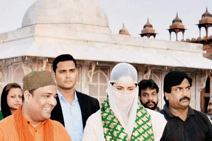 Katrina Kaif spotted in a 'sheer' disguise at Fatehpur Sikri dargah