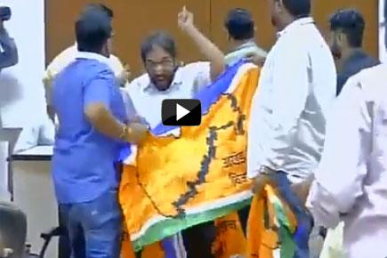 Watch video: MNS workers forcefully stop press conference in Mumbai