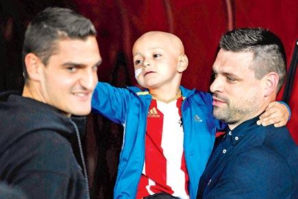 Fans salute young Sunderland cancer patient