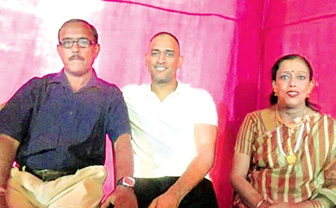 Dhoni with Banerjee and his wife