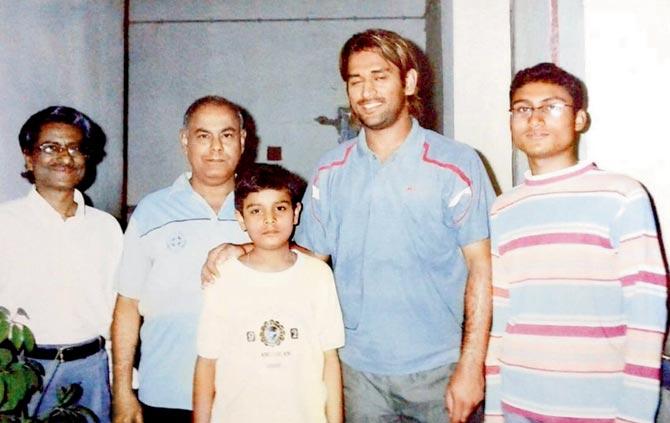 Dhoni with his school vice-principal S Roy (extreme left) and a few juniors