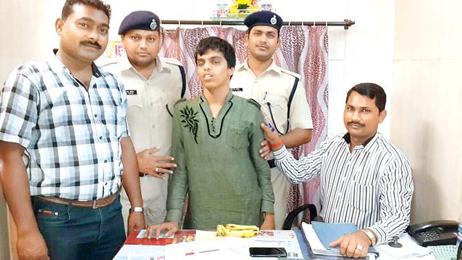 RPF cops spent five hours dialling over 40 phone numbers before they finally tracked down the father of Pratik Ambre (in green)