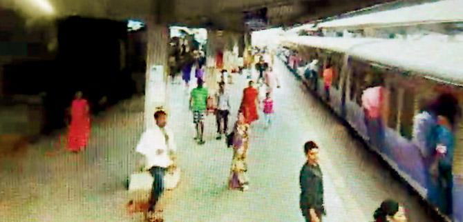 During the argument, a train pulls up at Govandi station and Chinchawade walks towards it.
