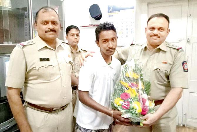 The Colaba police felicitate Peer Muhammad after he saved Devesh Kansithia from drowning