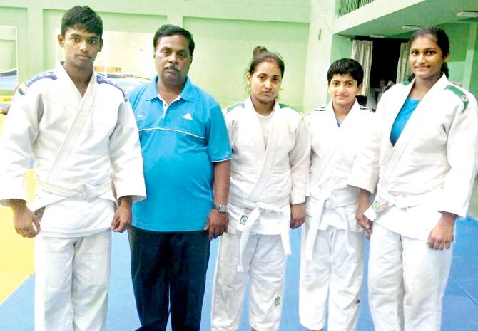 The Maharashra team with a referee (blue t-shirt)