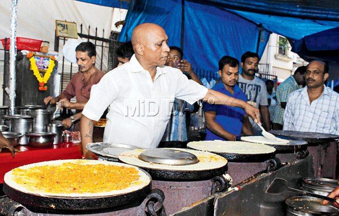 Owner L Varghese makes five dosas at one go at Sai Samarth Dosa Centre