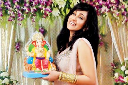 Actress Chandi visits Ganpati pandal in Mumbai to seek blessings