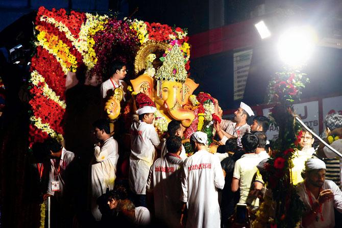 Crowds accompanied Andhericha Raja at Andheri last night. Pic/Atul Kamble
