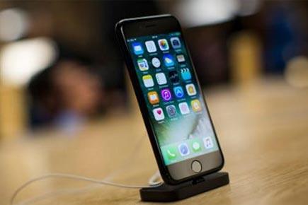 Apple may launch iPhone with OLED curved display in 2017, claims report 