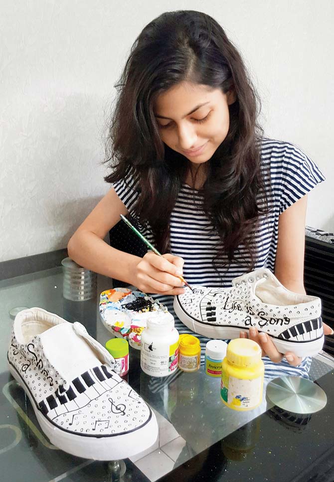 Nida Charfare paints a pair of shoes for F-Gali