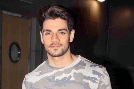 Is Sooraj Pancholi trying to avoid being spotted with his girlfriend?