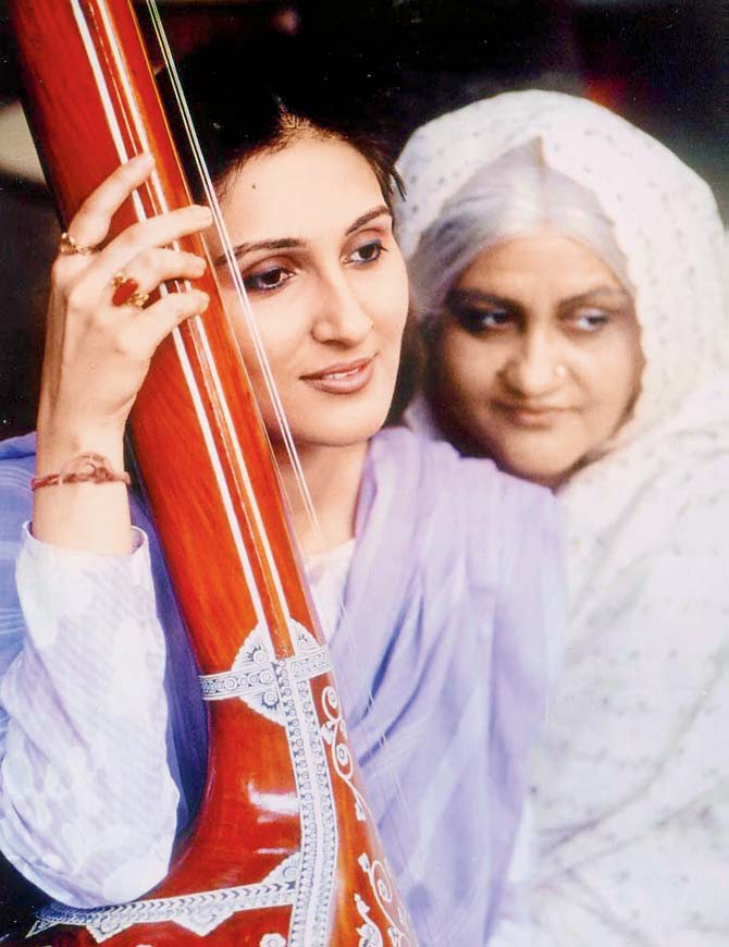 Nadira Babbar and Juuhi Babbar Sonii in Ekjute