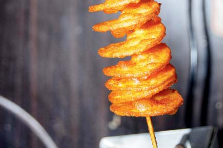 Mumbai food: Savour tornado-shaped potato fries at this Vile Parle food stall