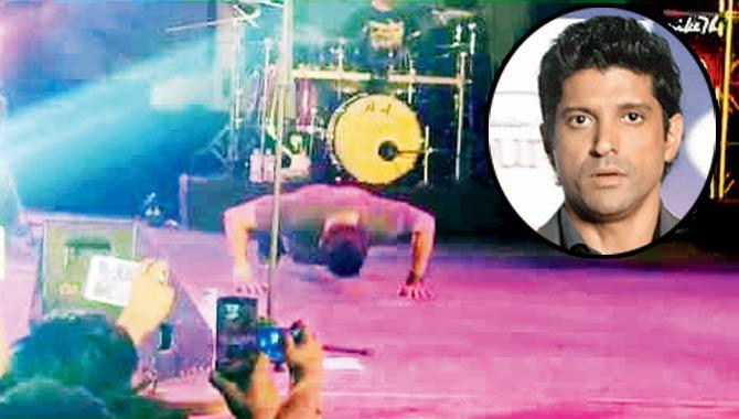 Farhan Akhtar doing push ups at his concert