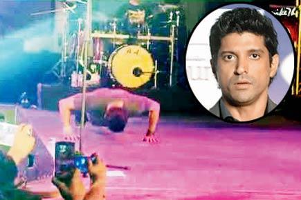 Farhan Akhtar does 46 impromptu push-ups while promoting 'Rock On 2'
